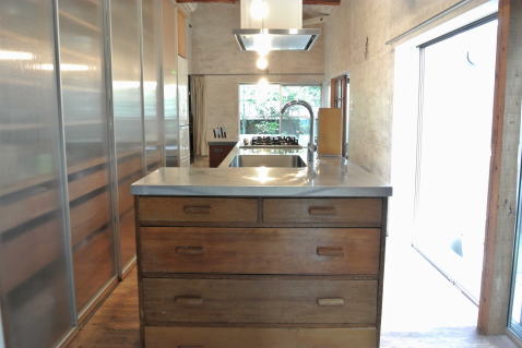 キッチンからダイニング